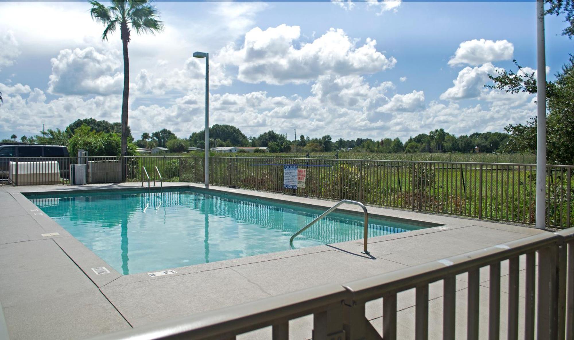Serena Inn Citrus Ridge Exterior photo